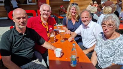 Bild: vsr
Dem Weißwurstduft waren zahlreiche Gäste gefolgt, unter anderem (von links) Kreisrat Thomas Döhler (Pechbrunn), Uli Roth (OV-Vorsitzender Krummennaab), Petra Thomas (OV-Vorsitzende Erbendorf), Karl Georg Haubelt (stv. Kreisvorsitzender und designierter Landtagskandidat), Karin Neugirg (OV-Vorsitzende Reuth).