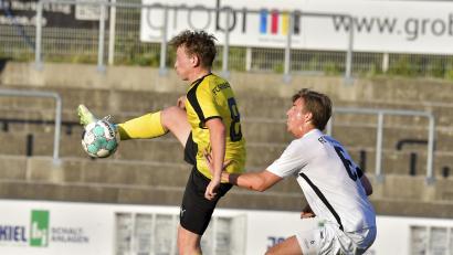 Archivbild: Hubert Ziegler
Der FC Amberg (links Leon Kipry) hat seine Niederlagenserie gestoppt und den letzten Tabellenplatz abgegeben. Am Sonntag geht es nun zum SV Neukirchen Hl. Blut.