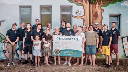 Bild: usc
Mit zehn Mann rückte Round Table 69 Amberg beim SkF-Pflegekinderfest an, um nicht nur zu grillen und Kinder zu bespaßen, sondern sich auch bemalen zu lassen und eine Spende über 10.069,69 Euro aus dem Erlös des Entenrennens zu übergeben.