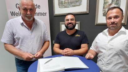 Bild: gmü
Der Pachtvertrag fürs "Gschmiert II" ist unterzeichnet. Bürgermeister Ludwig Biller (links) und Geschäftsleiter Christian Wirth (rechts) sind gespannt auf die kulinarischen Angebote von Pächter Ali Kan.