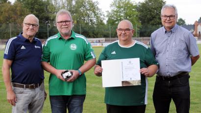 Bild: hho
Gerhard Greim (Zweiter von links), der zweite Vorsitzende des SV Mitterteich, wurde mit der DFB-Uhr ausgezeichnet. Es gratulierten Kreisvorsitzender Siegfried Tabbert (links), der Vereinsehrenamtsbeauftragte Carsten Rohrsetzer (Zweiter von rechts) und Bezirksvorsitzender Thomas Unger.