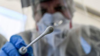 Symbolbild: Britta Pedersen/dpa
Ein Corona-Test in einer ambulanten Test-Einrichtung.