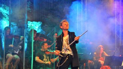 Bild: stg
Markus Engelstädter lieferte mit seiner Band und einem Streicherensemble auf der Luisenburg eine begeisternde "Queen"-Show vor 2000 Besuchern ab.