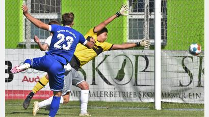 Bild: Büttner, Gerhard
Beim 4:0-Sieg gegen den 1. FC Geesdorf erarbeiteten sich die Spieler der SpVgg SV Weiden, wie auf dem Bild Kevin Grünauer, viele Torchancen. Im Gastspiel bei den U21 des SSV Jahn Regensburg werden die Schwarz-Blauen nicht so häufig vor das gegnerische Tor kommen.