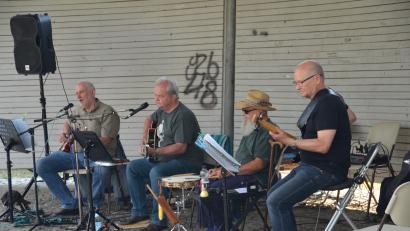 Bild: dob
Zur letzten Serenade des Jahres spielt die Gruppe "Red Moon" mit Karl Hecht, Günter Kuran, Wyman Zitzmann und Heinz Hertel (von links) gefühlvoll Blues- und Soul-Klassiker ohne viel Technik auf.
