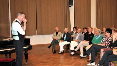 Bild: lg
Kunst muss nicht todernst daherkommen: Erfahrungen des Publikums mit dem Musikkabarettisten Johannes Kirchberg, der im Pfarrheim eine satirische "Allround-Performance" bot.