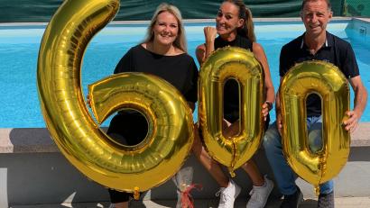 Bild: Sabine Henn/exb
Melanie Misral (links) ist das 600. Mitglied beim TC am Schanzl Amberg. Darüber freuen sich die Vereinsvertreter Nicky Marquard und Norbert Henn.