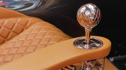 Bild: De Tomaso Automobili/dpa
Glanz und Gloria: Ein Wählhebel für die Automatik muss nicht fad aussehen, wie dieser in einem De Tomaso P72 funkelnd unter Beweis stellt.