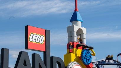 Bild: Stefan Puchner/dpa/Archivbild
Neben dem Logo am Eingang zum Legoland ist eine Achterbahn zu sehen.