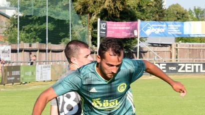 Archivbild: Gebert
Der SV Mitterteich verlor beim TSV Buch mit 0:2. Beim Stand von 0:1 hatte Daniel Lauterbach (rechts, Szene aus der Partie gegen Röslau) die Chance zum Ausgleich.