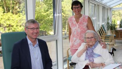 Bild: ads
Bürgermeister Franz Badura überbrachte Erika Ihlenfeld zum 90. Geburtstag die Glückwünsche der Stadt. Ihre Tochter Marion Müllner (hinten, Mitte) kam ebenfalls zum Gratulieren.