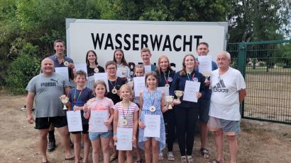 Bild: Doris Kraus/exb
Die Sieger der internen Rettungsschwimm-Olympiade bekamen Urkunden und Pokale überreicht.