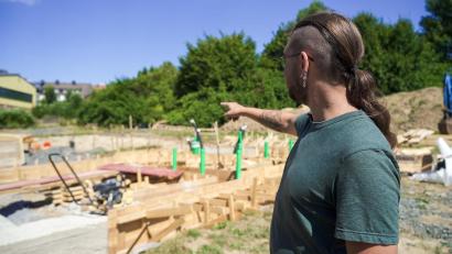 Bild: Gube, Marina
Lukas Ritter, Bauleiter des Naturdorfs Bärnau vor der Baustelle des ersten Ferienhauses.