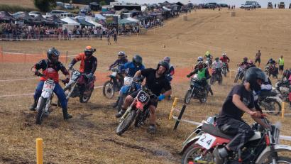 Bild: do
Echtes Rennfeeling erleben - ein Spektakel, das beim 24 Stunden-Mofa-Rennen bei Feilersdorf für riesiges Interesse sorgt.