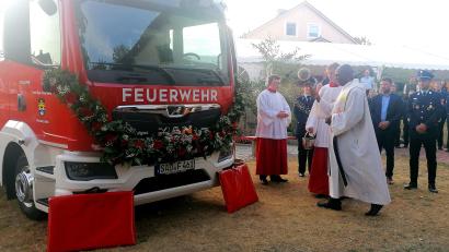 Bild: kec
Pfarrer Hilary segnet das neue Feuerwehrauto der Freiwilligen Feuerwehr Frotzersricht.