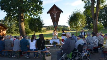 Bild: dob
Beim Kreuzfest in Unterlind versammeln sich vor Mariä Himmelfahrt die Besucher traditionell unter dem Dorfkreuz.