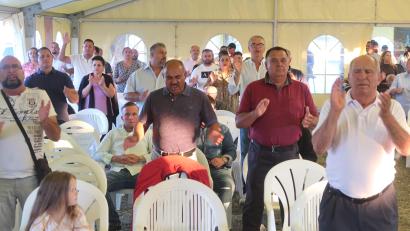 Bild: Kunz
Im Zelt wird aus voller Inbrunst Gottesdienst gefeiert.