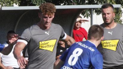 Bild: Hirsch
Keine Chance hatte die FT Eintracht Schwandorf im Heimspiel gegen den TV Wackersdorf und verlor deutlich mit 0:4. Auffälligster Spieler der Gastgeber war Andreas Diz (Nr. 19), der sich gegen die vielbeinige Gästeabwehr aber nicht entscheidend durchsetzen konnte.