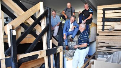 Bild: ubb
Die Bühnenbauer und Techniker Anton Beer (rechts) und Karl Schwägerl (ganz oben) zeigen Vinzenz Rahn (oben, rechts), Peter Geyer und Franz Stahl (von links), was beim Aufbau des wuchtigen Bühnenfelsens im Kettelerhaus zu beachten ist.