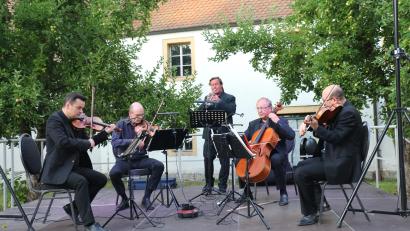 Bild: rpp
Absoluter Höhepunkt des Jubiläumssommers war der Auftritt des Bamberger Streichorchesters mit Milos Petroric (Erste Violine), Andreas Lucke (Zweite Violine), Markus Mester (Trompete), Karlheinz Busch (Violoncello) und Branko Kabadaic (Viola, von links).