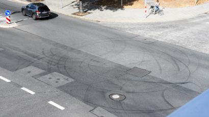 Bild: jus
Die Reifenspuren an der Weigelstraße könnten laut Polizei von sogenannten Kavaliersstarts stammen.