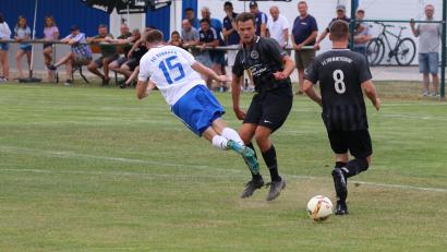 Bild: Jäschke
Der FC Tremmersdorf (schwarze Trikots) und der FC Vorbach trennten sich im Derby 1:1.