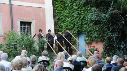 Bild: bey
Das Quartett 2007 ALPUS 4 bot mit den vier Meter langen Al´phörnen einen begeisternden Aufritt im alten Wurzer Pfarrhof.
