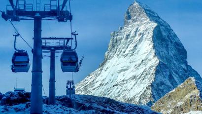 Bild: Jamey Keaten/AP/dpa/Archivbild
Gondeln fahren in der Nähe des Matterhorns in Zermatt (Schweiz).