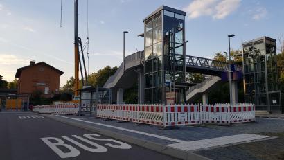 Bild: Benkhardt
Am Bahnhof Reuth bei Erbendorf laufen derzeit Baumaßnahmen. Noch bis Mitte September sollen die Arbeiten an der Treppenanlage dauern.