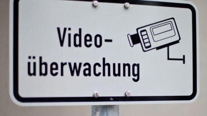 Symbolbild:  Daniel Karmann/dpa
Eine Überwachungskamera an einer Tankstelle hat einen Tankbetrüger in Amberg überführt.
