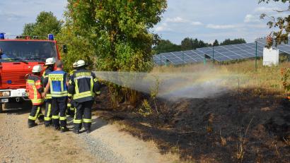 Bild: dob
Diesmal hat es bei einer großen Freiflächenphotovoltaikanlage in Richtung Neuwirtshaus gebrannt. Nicht auszudenken, was es für einen Schaden gegeben hätte, wenn das Feuer um sich gegriffen hätte. Wieder einmal war die Feuerwehr schnell zur Stelle.