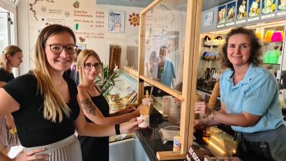 Bild: sne
Die Raiffeisenbank-Mitarbeiterinnen Franziska Kraus (links) und Vanessa Wiesend holen sich in ihrer Mittagspause je zwei Gratis-Kugeln Eis.