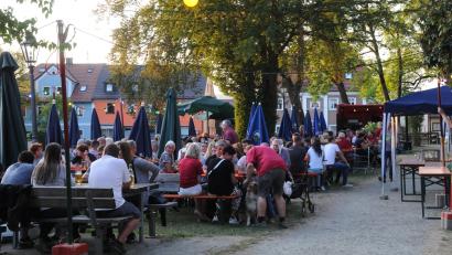 Bild: bey
Das Weiherfest an der Pleysteiner Kreuzberganlage ist bestens besucht.