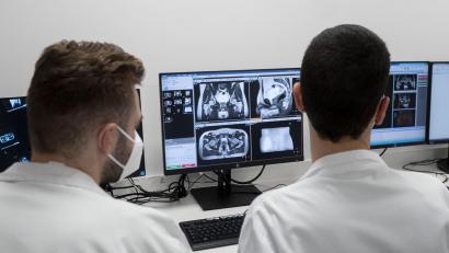Bild: Alberto Ortega/dpa
Zwei Fachärzte betrachten Bilder vom Körperinneren eines Patienten, der gerade vom Magnetresonanztomographen (MRT) „durchleuchtet“ wird. Mit einem solchen Gerät lassen sich ganz ohne schädliche Röntgenstrahlung Tumore, Verletzungen oder Entzündungen erkennen.