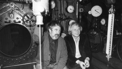 Bild: picture alliance / dpa
Der Regisseur Wolfgang Petersen (r) und der Schriftsteller Lothar-Günther Buchheim sitzen in dem original nachgebauten U-Boot für den Film "Das Boot".