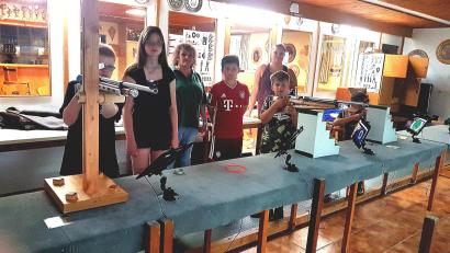 Bild: gi
Jugendleiterinnen Theresa Guttenberger (rechts) und Vorsitzende Jutta Fuchs (links) lernten die Kinder den sicheren Umgang mit dem Licht- und Luftgewehr.