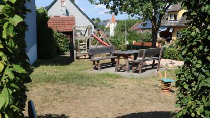 Bild: gru
Den maroden Kinderspielplatz am Eichenweg möchte die Gemeinde Edelsfeld auf Vordermann bringen. Sie plant, für 2023 einen Zuschuss aus dem Regionalbudget der AOVE zu beantragen.