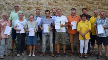 Bild: Knappschaftskapelle Amberg
Vorsitzender Franz Koholka (Zweiter von rechts) ehrte langjährige aktive und fördernde Mitglieder der Knappschaftskapelle (von links): Herbert Wawersig, Armin Kott, Inge Brandelik, Dorothea Prechtl, Thomas Dunkel, Moritz Rothmeier, Erwin Herbert, Walter Sperlich, Karlheinz Brandelik, Barbara Mayerhofer, Gerald Mösner und Herbert Rauch.