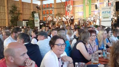 Bild: gis
Beim Hammricher Frauentag herrschte im Festzelt mit den Original Fichtelgebirgsmusikanten beste Stimmung.
