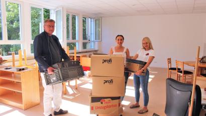 Bild: stg
Die Kisten aus Erbendorf sind bereits alle da und müssen von Lebenshilfe-Geschäftsführer Berthold Kellner (von links) sowie den SVE-Kräften Alisa Kohl und Simone Braun noch ausgepackt werden.