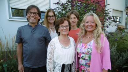 Bild: mma
Hildegund Eck mit ihren Kindern Dieter (links) und Birgit (rechts) sowie Schwiegertochter und Enkel.