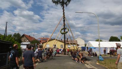 Bild: bk
30 Mann hievten das weltliche Wahrzeichen der Tanzflecker Kirwa mit Muskelkraft in die Höhe.