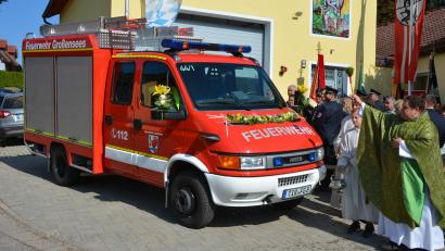 Bild: jr
Kaplan Daniel Schmid segnete das erste motorisierte Fahrzeug in der 124-jährigen Geschichte der Feuerwehr Großensees.