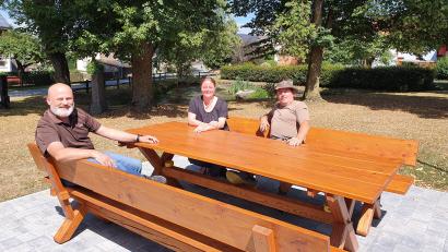 Bild: Lowak
Sandra Fütterer (Mitte) ist die Vorsitzende des Ortsverschönerungsvereins Gleißenthal. Zusammen mit Thomas Wilhelm (links) und Werner Kandler freut sie sich über die neugestaltete Sitzgruppe auf dem Dorfplatz.