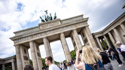 Symbolbild: Fabian Sommer/dpa
Es ist das Wahrzeichen Berlins: das Brandenburger Tor. Und nur ein kleiner Teil dessen, was die Mitglieder des Bunds der Berliner in Weiden so an der Hauptstadt schätzen.