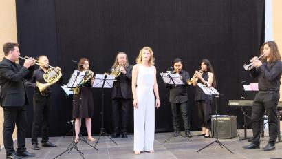 Bild: do
Das Bläserensemble des Festivals junger Künstler Bayreuth mit Mezzosopran Aleksandra Gudzio auf der Speinsharter Klosterbühne