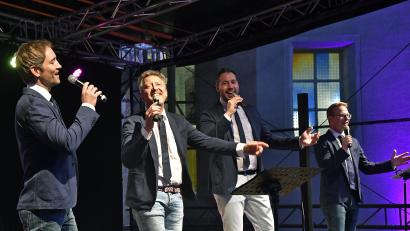 Bild: Petra Hartl
Die Stimmen der Berge singen im Schlosshof für ein begeistertes Publikum.