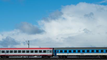 Symbolbild: Lukas Schulze/dpa
Blaue und rote Zugwaggons des staatlichen Eisenbahnverkehrsunternehmens in Tschechien, Ceske Drahy. Nachdem eine Lok entgleist war, läuft nun der Verkehr zwischen Eger (Cheb) und Karlovy Vary (Karlsbad) wieder an.