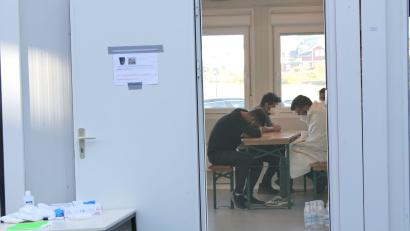 Bild: Bundespolizei
Ein Teil der Geflüchteten aus Syrien bei der Bundespolizei in Waidhaus. das Rote Kreuz kümmerte sich um ihre Versorgung.