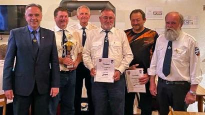 Bild: hai
Schießwart Manfred Kauper (rechts), Kreisvorsitzender Thomas Semba (links) und Vorsitzender Bernhard Kopp (Dritter von links) zeichneten mit Michael Ackermann, Helmut Moller und Franz Josef Brandl die besten Sportschützen der Soldatenkameradschaft in den Jahren 2019 und 2020 aus.